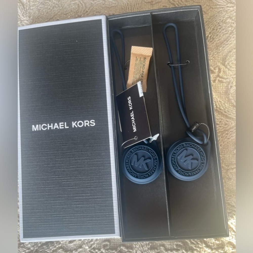 Micheal Kors 2 Pack AirTag Holder Navy Blue NWT Gift Present Silicone Stylish